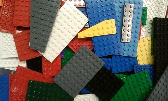LEGO Starterset 1 kg LEGO gemischt 10 Räder 25 Plättchen und 2 Bauplatten 