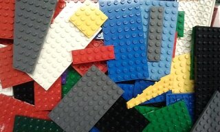 30 verschiedene LEGO® Platten gemischt in Farben und Größen